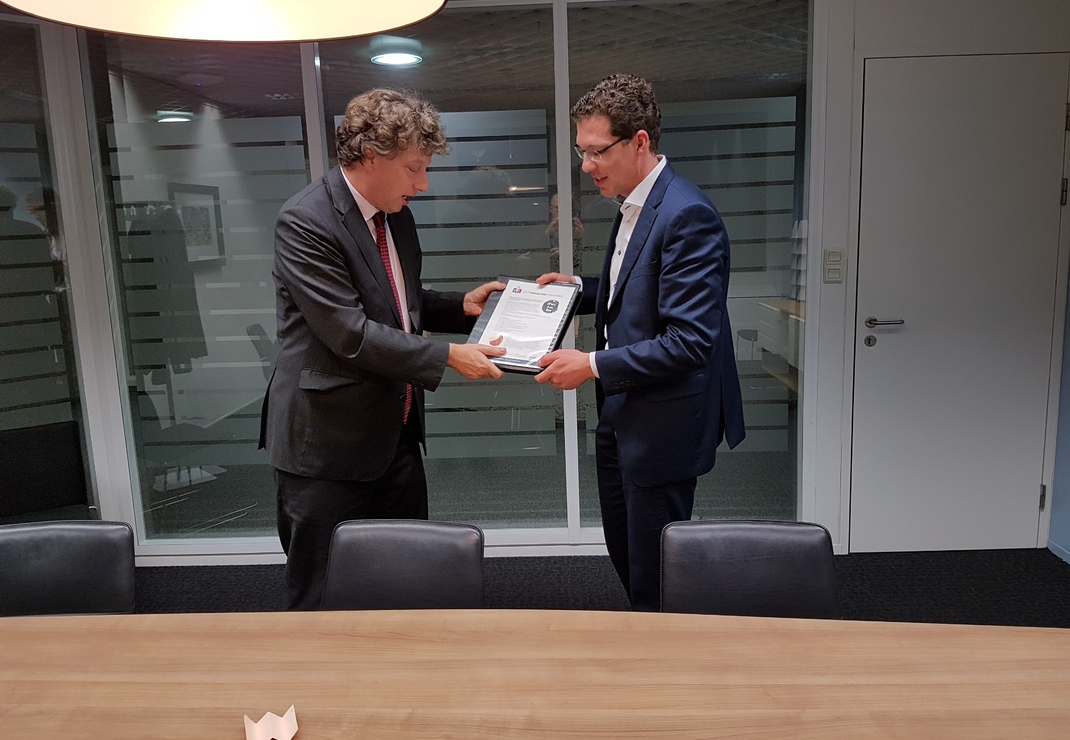 Plv. Directeur-Generaal Politieke Zaken Pieter Jan Kleiweg de Zwaan neemt petitie in ontvangst.