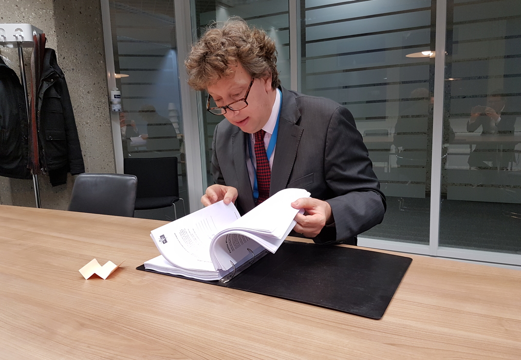 Plv. Directeur-Generaal Politieke Zaken Pieter Jan Kleiweg de Zwaan neemt petitie in ontvangst.