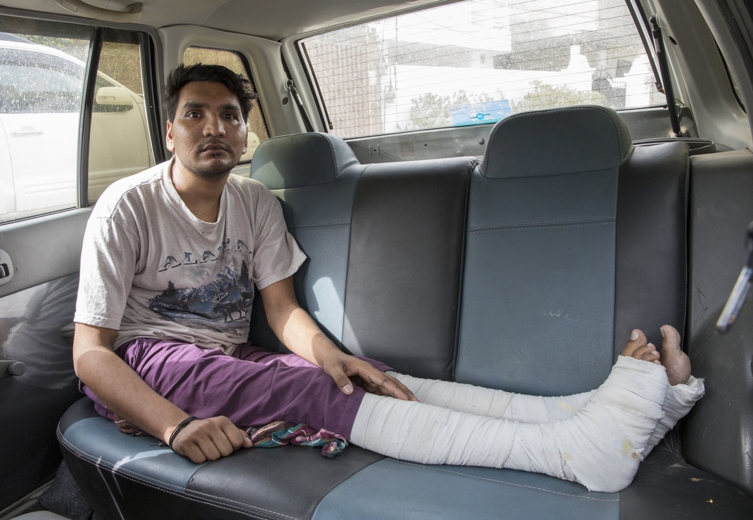 In gesprek met de nog altijd gewonde neef Sajid, die voor een ontmoeting met HVC met een geleende auto is opgehaald.