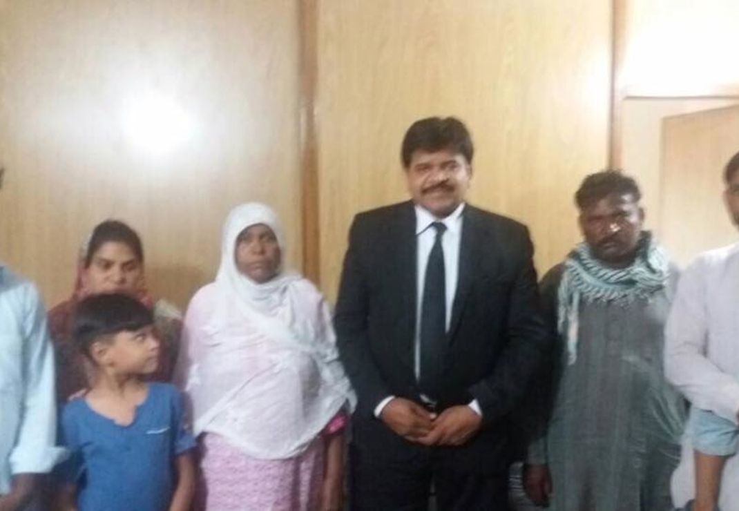 De advocaat van Ashfaq met zijn familie
