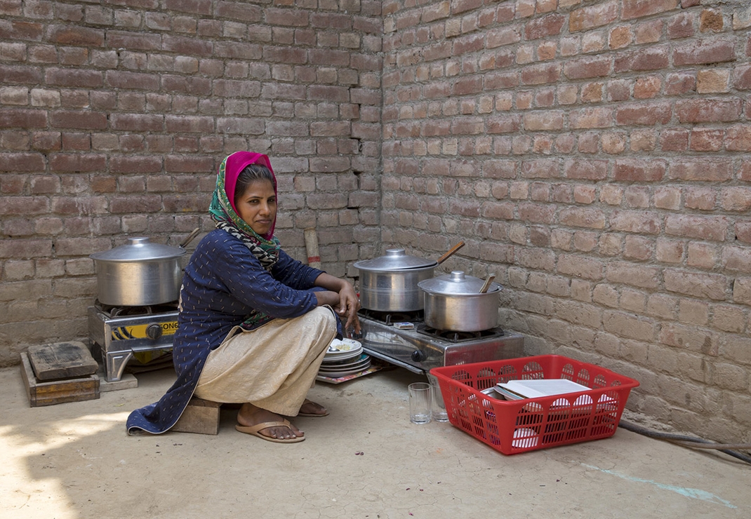 Mevrouw Javed in de keuken van het gezin