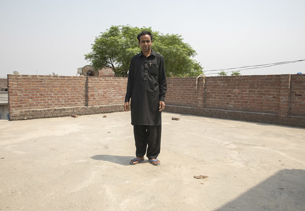 De kerkelijke gemeente komt samen op het dak van Javed's huis