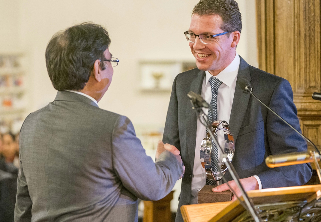Advocaat Saif-ul-Malook ontvangt de allereerste HVC Award. Foto: Cees van der Wal