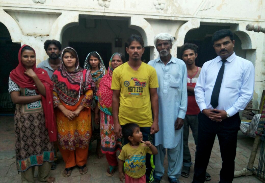 Adil Masih bij zijn familie en zijn advocaat na de vrijspraak