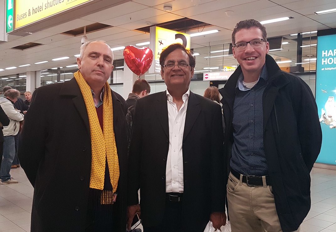 Met niet meer dan een plastic tas kwam in november 2018 Asia Bibi's advocaat dhr. Malook aan op Schiphol. Hij werd opgevangen door Peter van Dalen (Europarlementariër voor de ChristenUnie-SGP) en Jan Dirk van Nifterik (Stichting HVC)