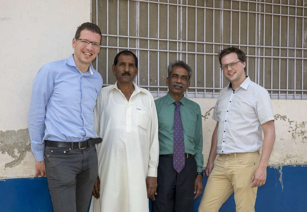 HVC-medewerkers Jan Dirk van Nifterik (L) en Maarten Boeve (R) met woordvoerder Nadeem en Asia Bibi's man Ashiq