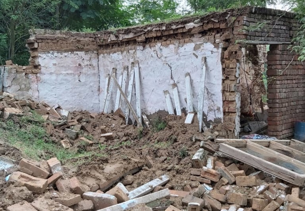 Een deel van een huis is blijven staan tijdens de aardbeving