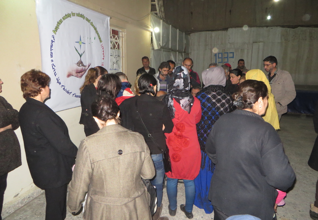 Inwoners van Qamishly staan in de rij voor voedselpakketten van HVC (archieffoto)
