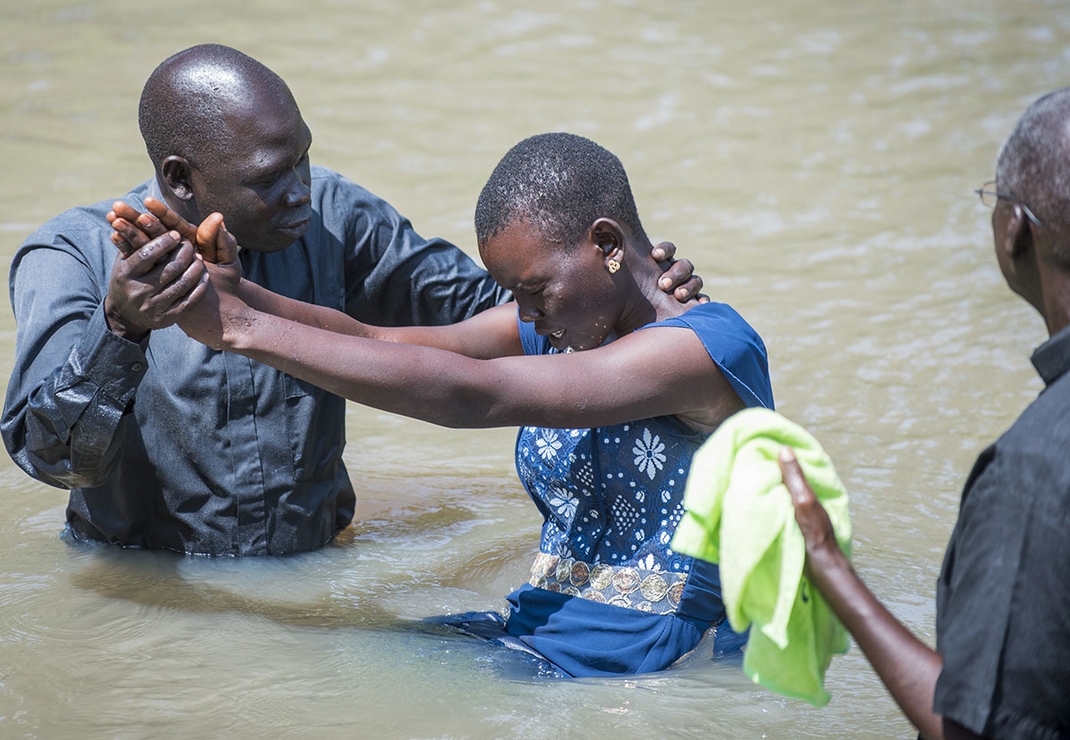 23 mensen werden gedoopt