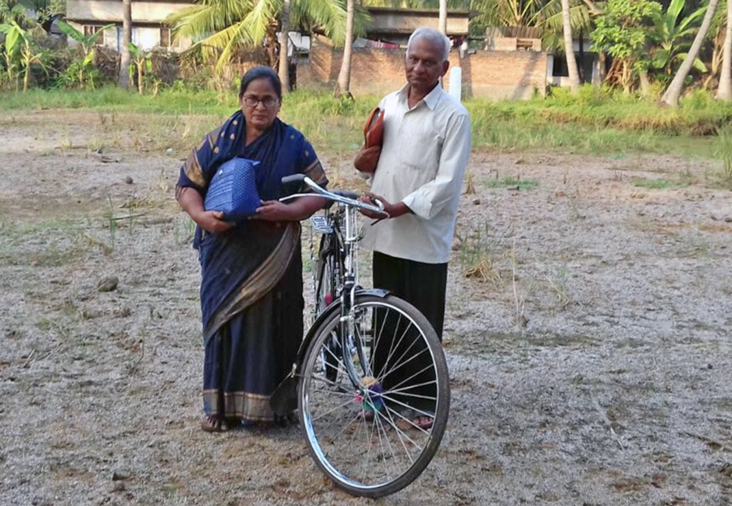 Een nieuwe fiets voor dominee Nirmala Rao