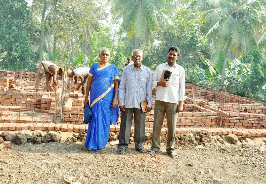 De bouw is begonnen: dominee Chiranjeevi en zijn vrouw staan bij het fundament van de kerk