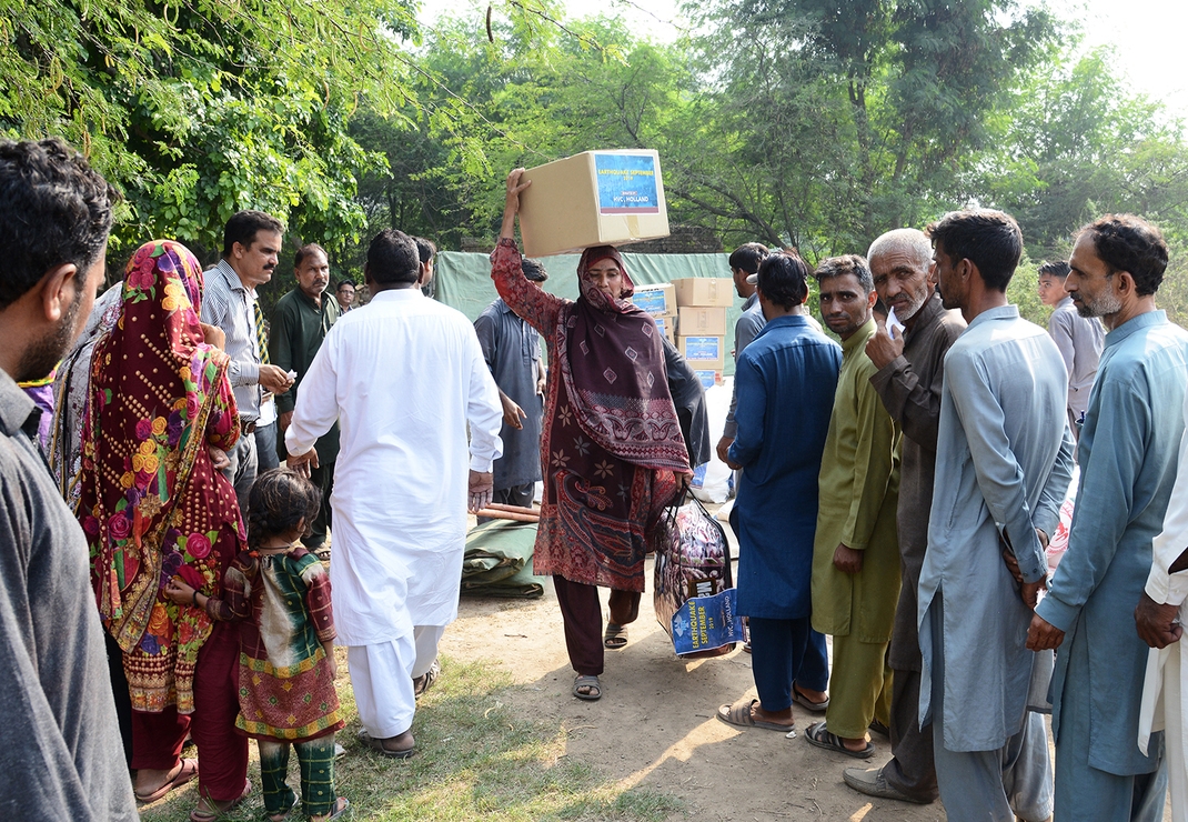 Voedselhulp voor getroffen families na aardbeving in Kasjmir, Pakistan