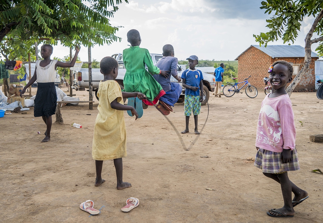 De sponsorkinderen in Oeganda mogen op dit moment het vluchtelingenkamp niet verlaten. Foto: Cees van der Wal