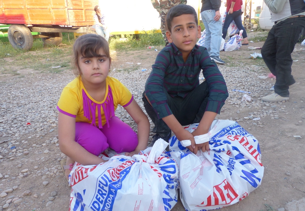 Irak: kinderen met hun noodhulppakket (archieffoto)