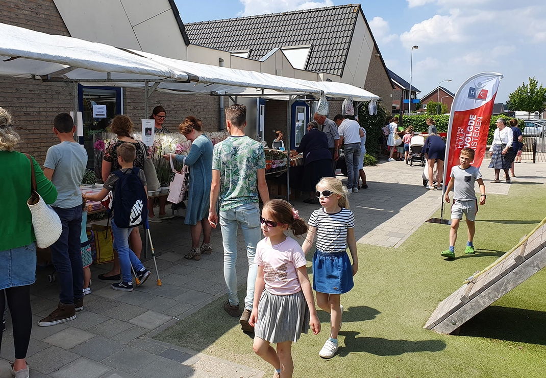 Op de markt in Opheusden werden onder meer zelfgemaakte dingen verkocht, er was een rommelmarkt, een snackbar, een veiling en allerlei leuke activiteiten.