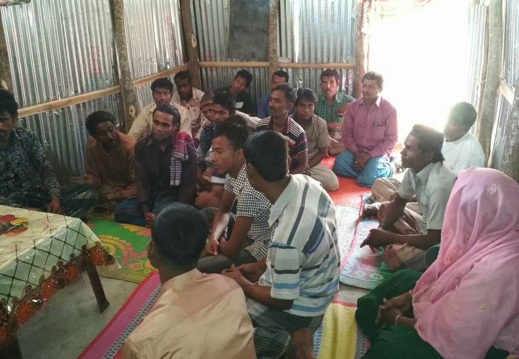 Veel Rohingya hebben nooit leren lezen en schrijven, maar dankzij de gesproken cursus kunnen ze zich toch verdiepen in Gods Woord!