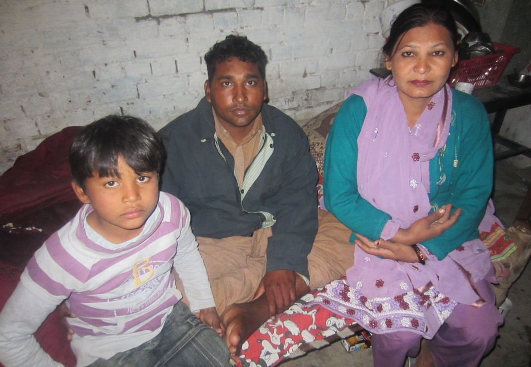 Shafqat en Shagufta met een van de kinderen