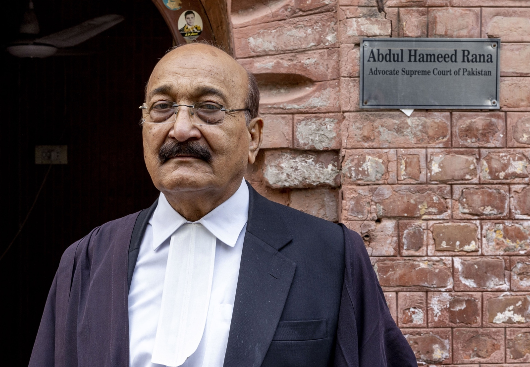 Stephens advocaat Abdul Hameed Rana bij zijn kantoor