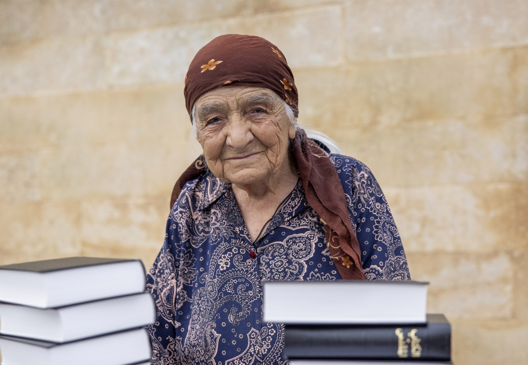 Deze dame deelt op een markt in Irak Bijbels uit aan geïnteresseerden