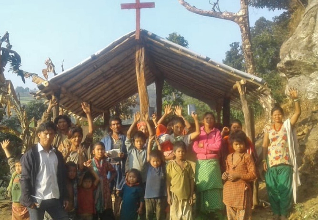 Een lokale christelijke Chepang-gemeenschap bij hun tijdelijke kerk
