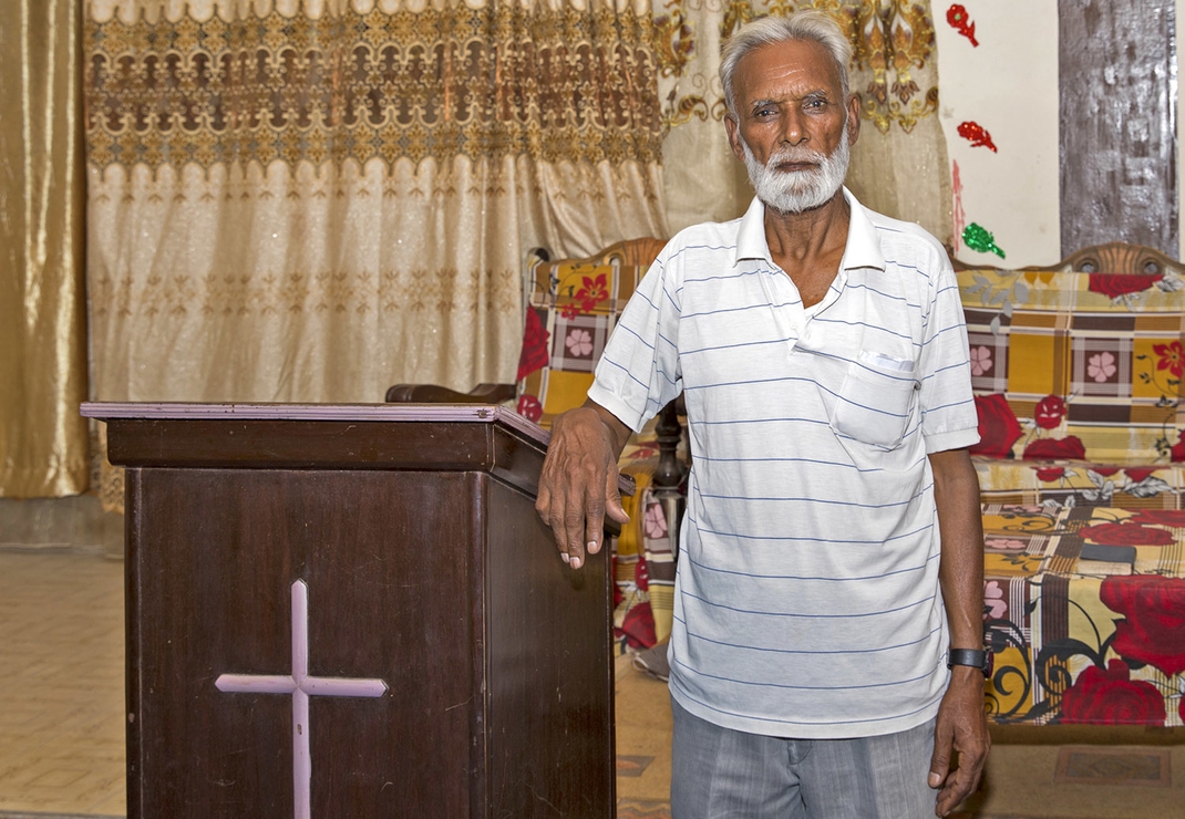 Evangelist Hanif in zijn kerkzaal aan huis