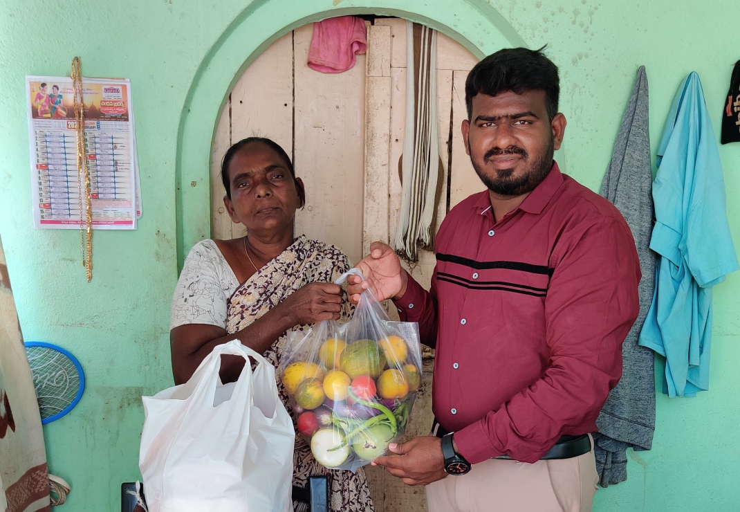 Evangelist Kumar deelt voedselpakketten uit