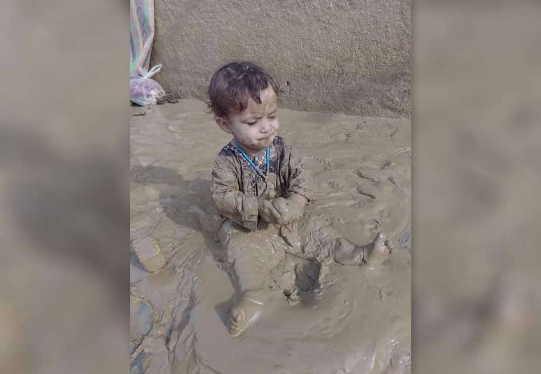 Een Pakistaans kind in de modder
