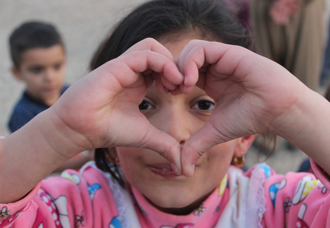 Een meisje in een vluchtelingenkamp in Irak