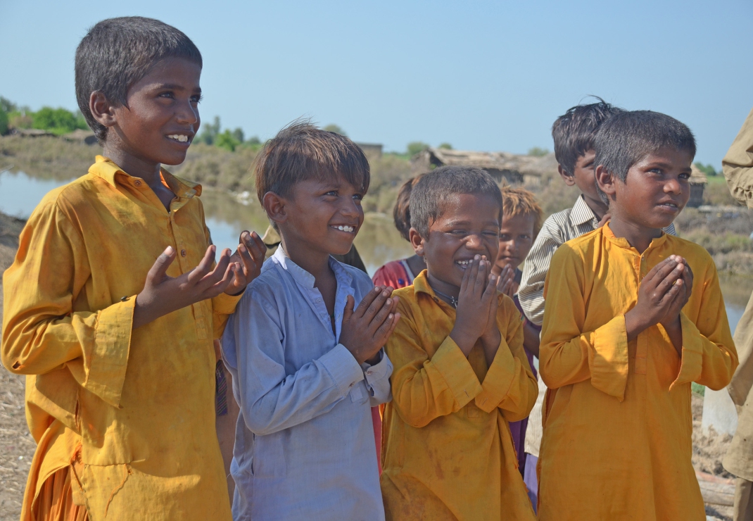 Kinderen in het zwaargetroffen Pakistan, dankbaar voor de geboden noodhulp
