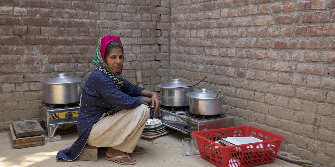 Mevrouw Javed in de keuken van het gezin