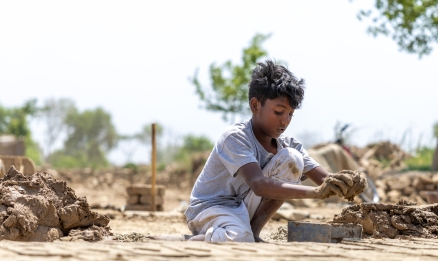 Dani&euml;l: van&nbsp; werken in de modder&nbsp; naar spelen in het zand