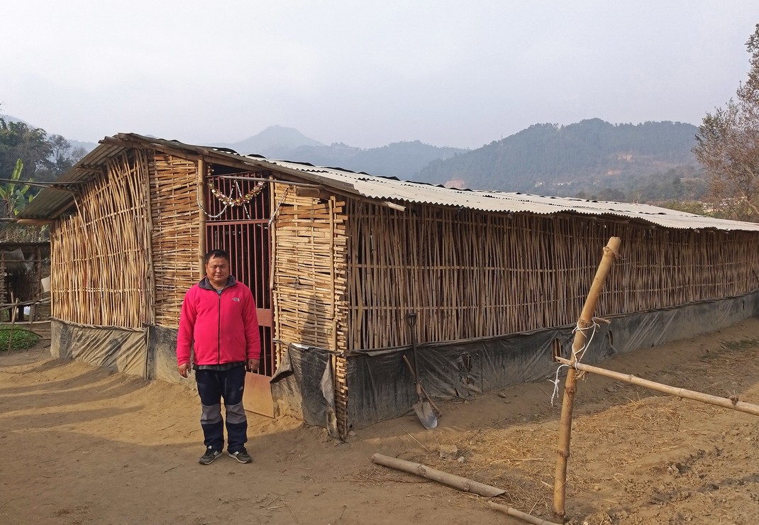 Een Nepalese voorganger bij zijn kerkgebouw op het platteland