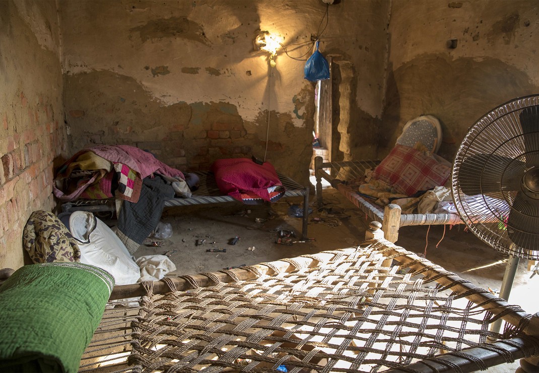 De armoedige woning van een familie die leeft in slavernij