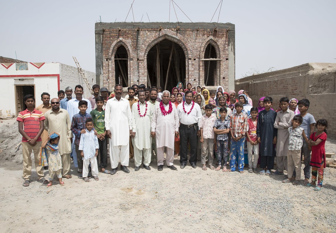 Deze Pakistaanse evangelist (midden) en zijn gemeente zijn dolblij dat zij een kerkgebouw kunnen bouwen