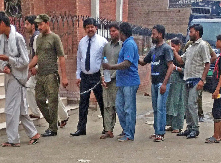 Ashfaq Masih wordt naar de rechtbank geleid