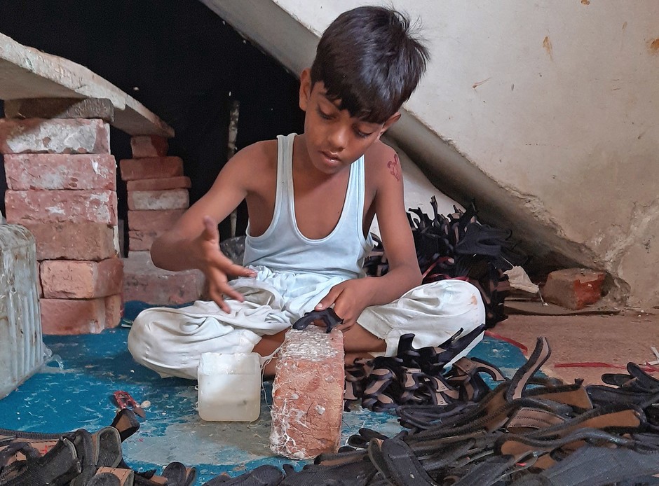 Yashwa (9) uit Pakistan is op dit moment de enige kostwinner in zijn gezin.