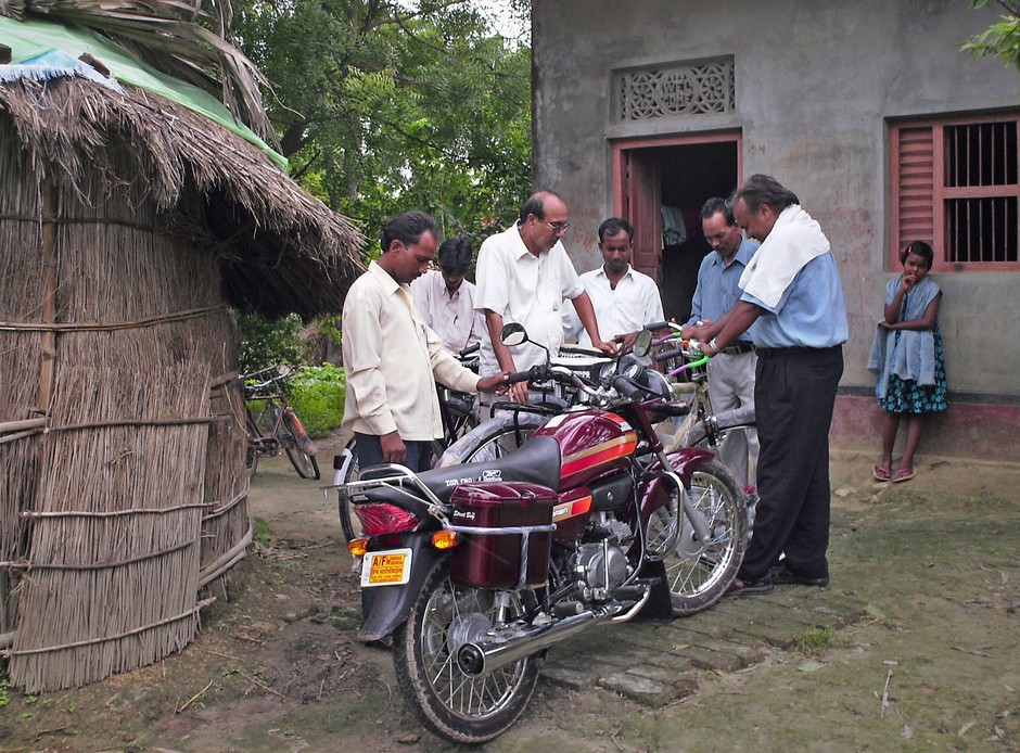 Evangelisten danken God voor de gekregen motorfietsen