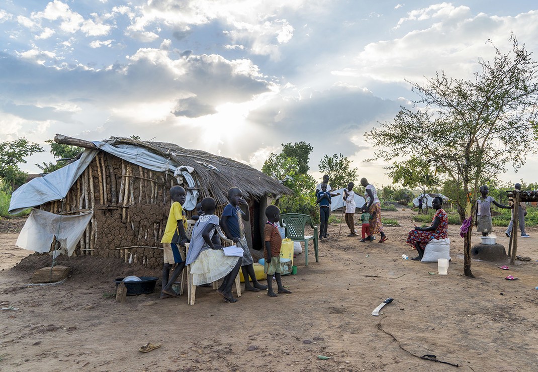 Complete gezinnen verblijven in armoedige hutjes van takken en modder in de vluchtelingenkampen in Oeganda. Foto: Cees van der Wal