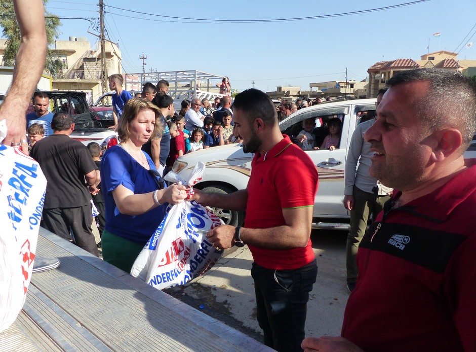 Marijke deelt pakketten uit in Irak