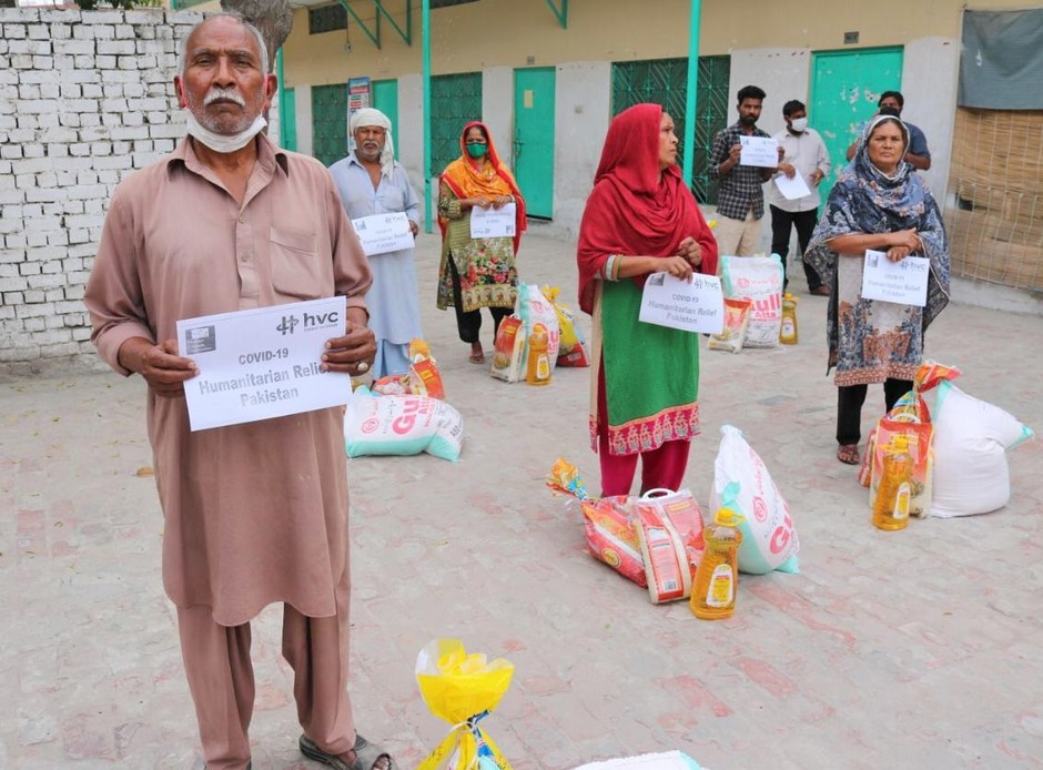 Verdelen van voedselpakketten in Pakistan