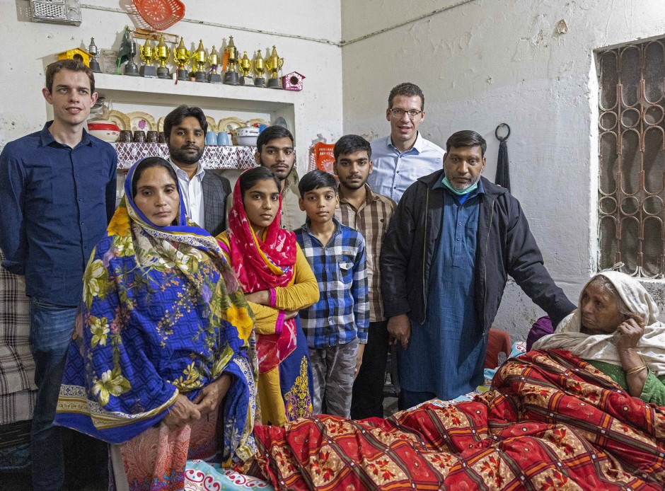 De familie van Stephen Masih en een HVC-delegatie