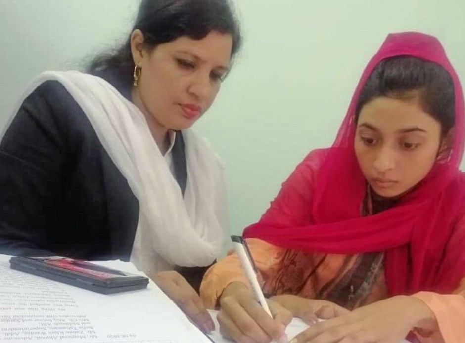 Maira (rechts) uit Pakistan met haar advocate
