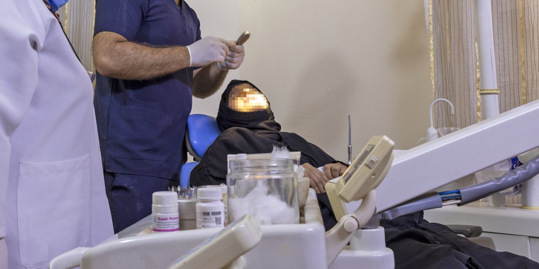 Christenen in Bagdad delen het Evangelie in een medische kliniek (fotobewerking ivm veiligheid)