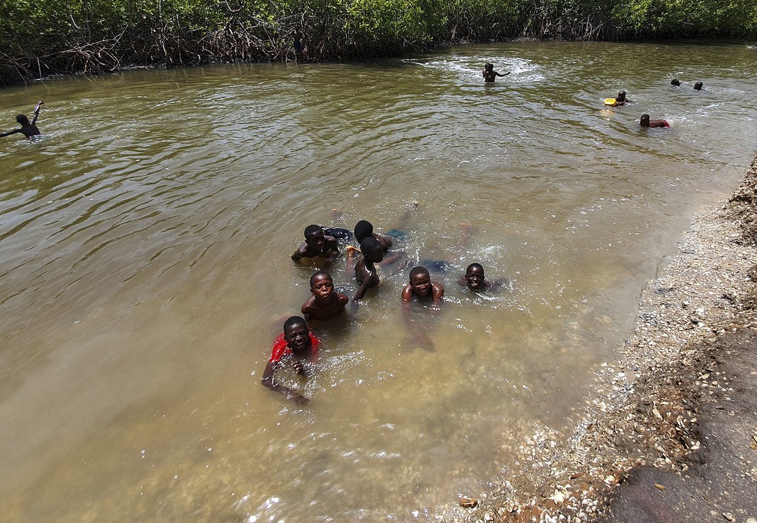 Dwars door Gambia loopt de Gambiarivier