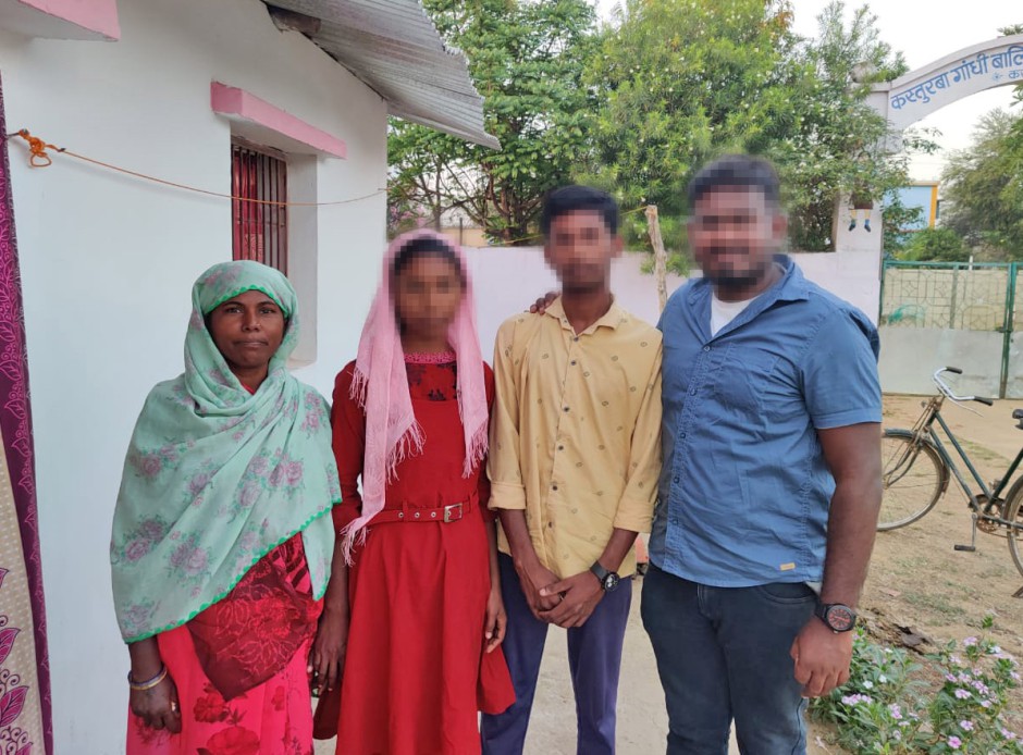 Een jaar geleden bezocht contactpersoon Rohan het gezin van de nu vermoorde vrouw (links)