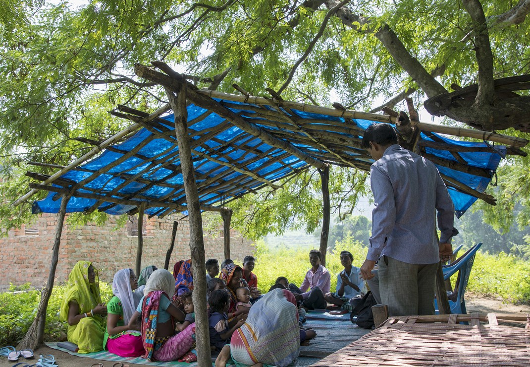 Een kerkdienst op het platteland van India