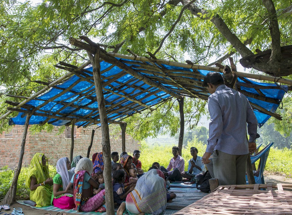 Een kerkdienst op het platteland van India