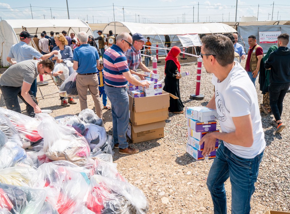 Noodhulpgoederen uitdelen in Irak