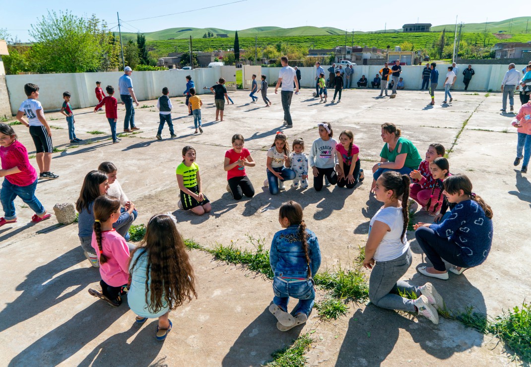 Plezier met kinderen in een vluchtelingenkamp 