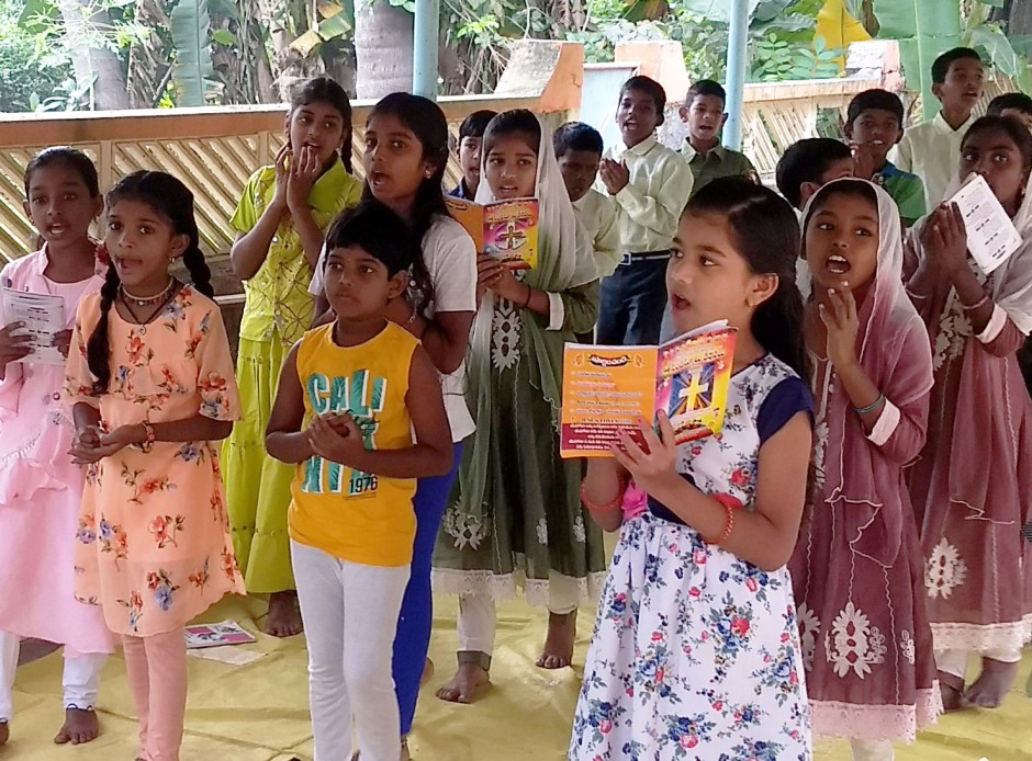 Kinderen in India zingen voor de Heere God